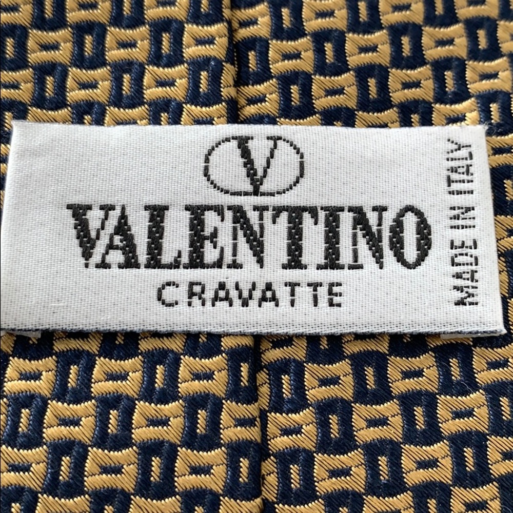 Valentino man ‘ tie